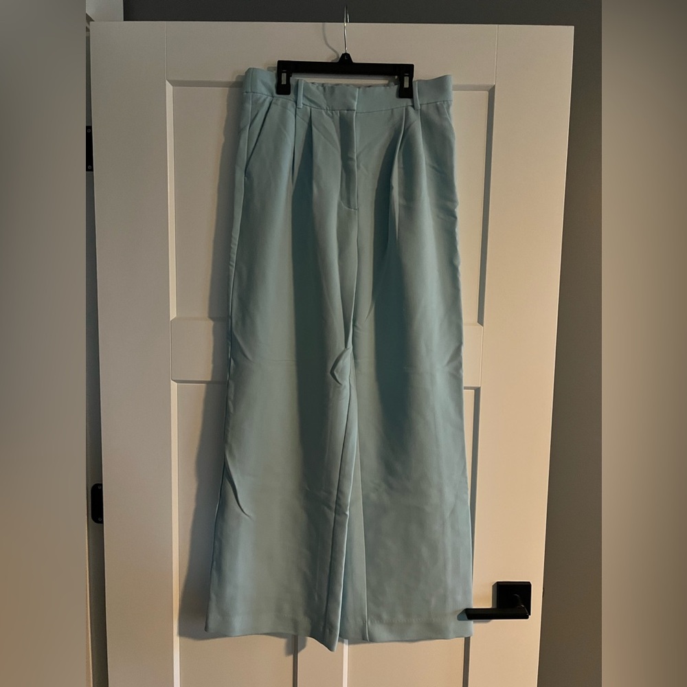 Abercrombie and Fitch pants
Sloane Tailored Wide Leg Pants
31/12 R
